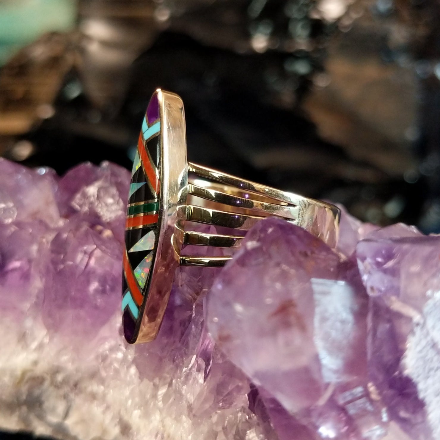 Gold ring featuring a multi-stone inlay set in a gold multiband.