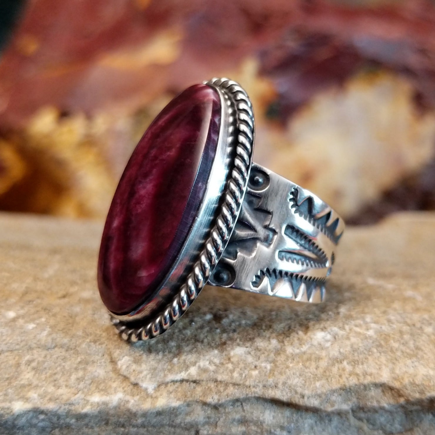 Purple spiny oyster shell set in a twisted rope bezel.