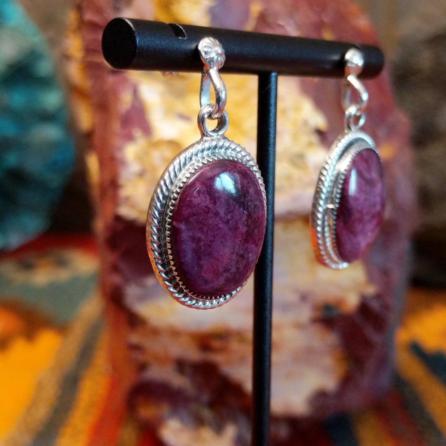 Purple spiny oyster shell set in a notched bezel with twisted rope accents.