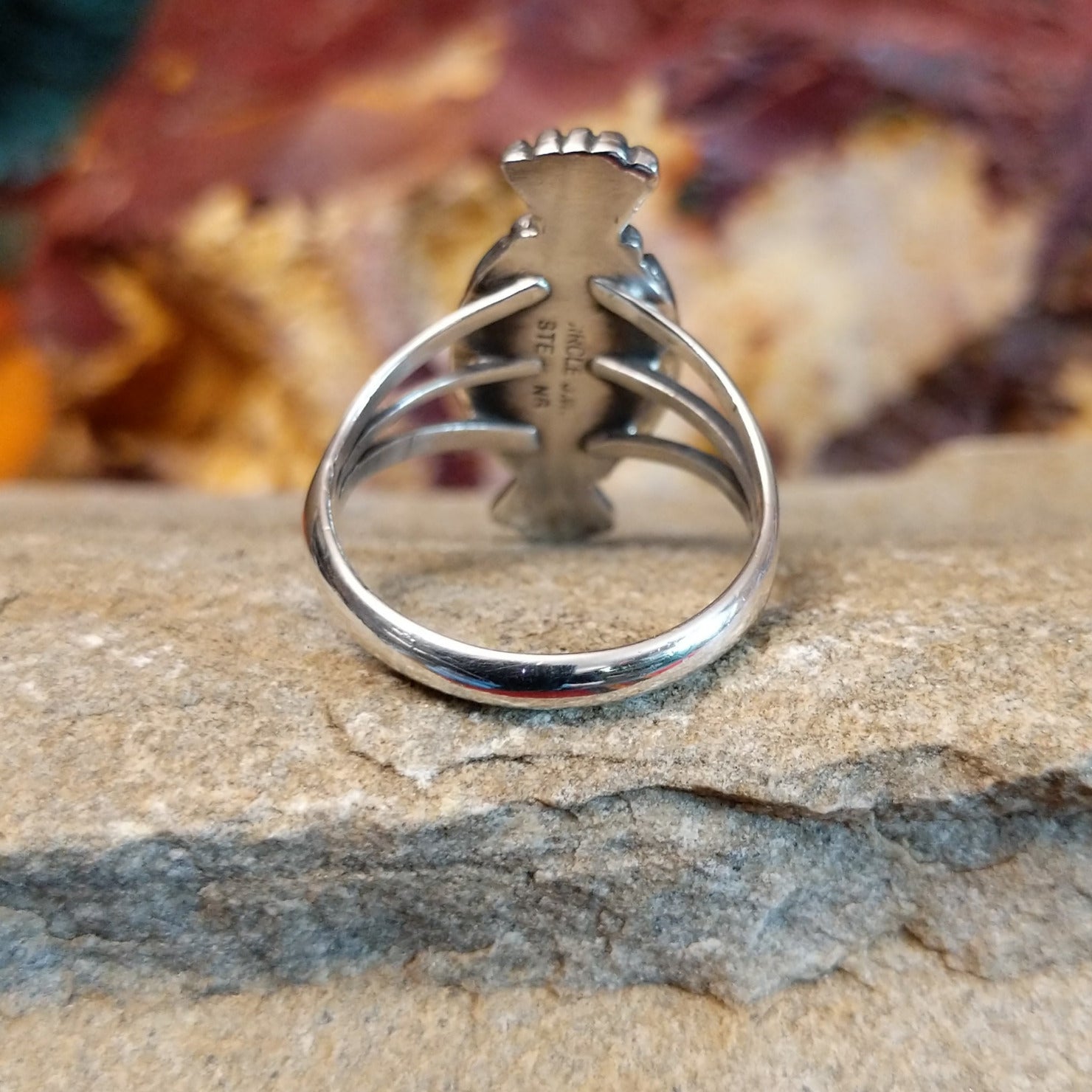 Layered band that converges toward the center of the band.