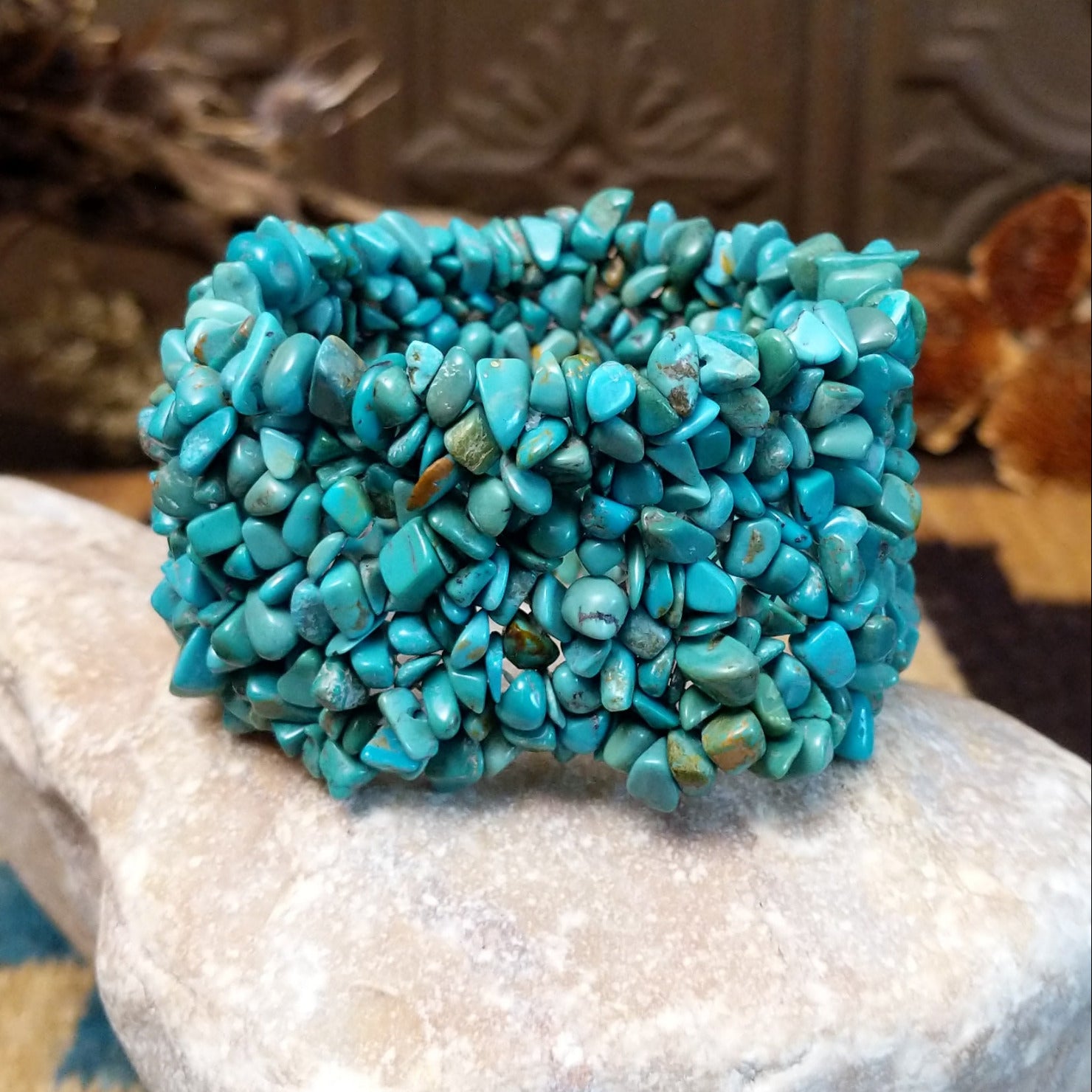 Large bracelet with turquoise weaved on the elastic band.