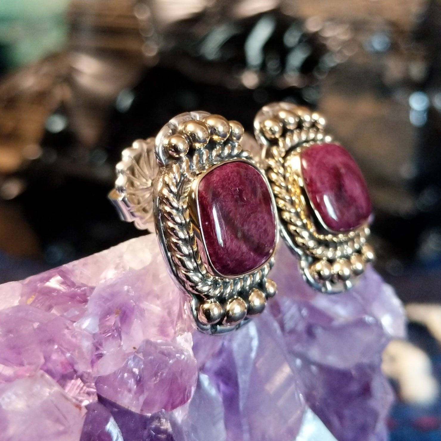 Earrings with purple spiny oyster shell in silver and gold.