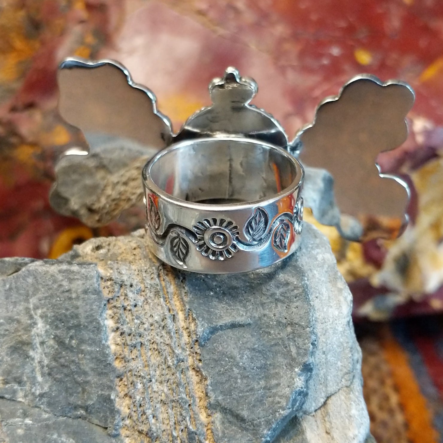 The band features floral stamping.