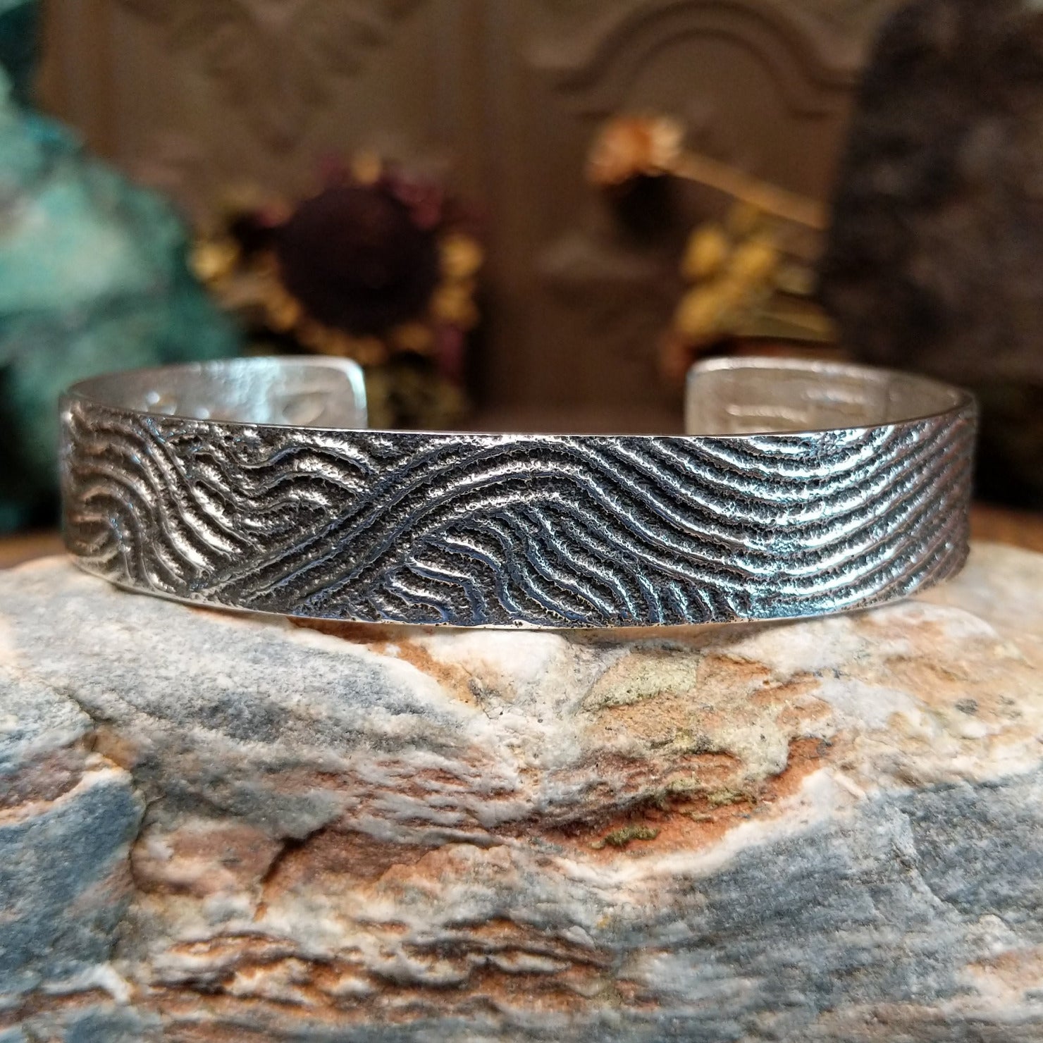 ヴィンテージ！Silver Wavy Cuff ブレスレット　#2 Wavy Tufa Cast Silver Cuff by Dino Garcia GJ-BRC-0307 – Arlene's