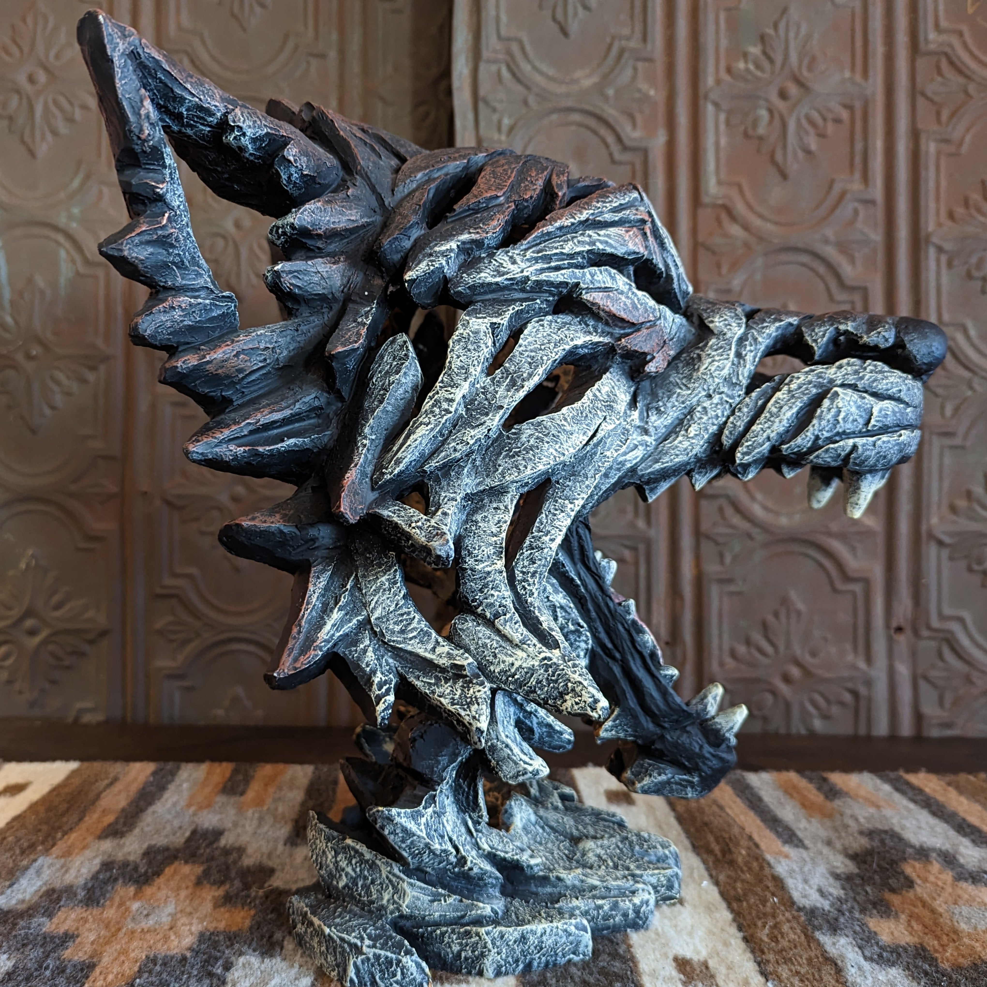 edge wolf sculpture right side