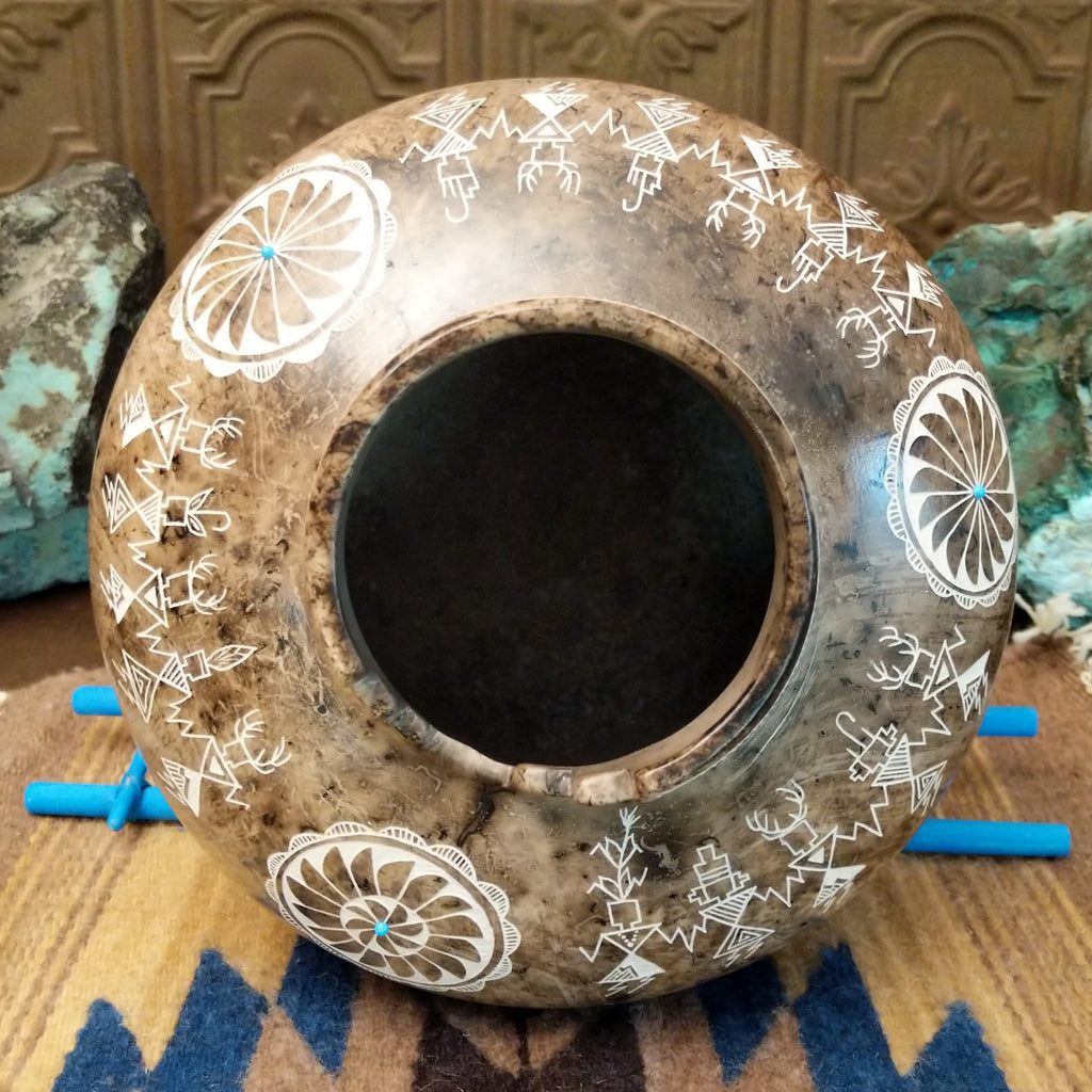 The stepped lip of the piece and hollow interior.