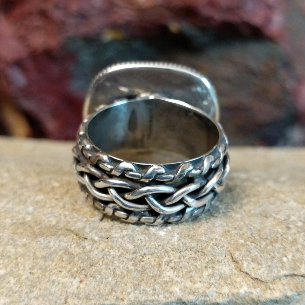 The intricate twisted rope detailing of the band.