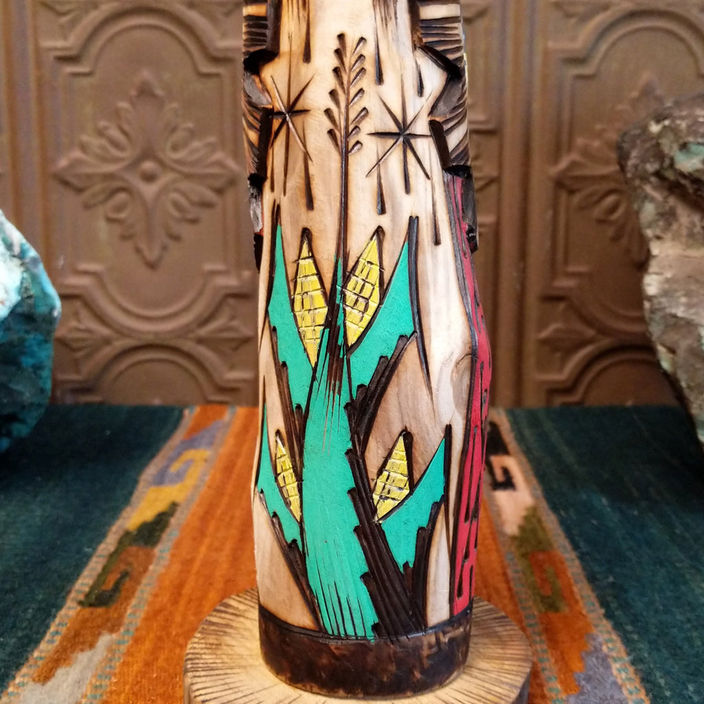 Close-up of the corn motif on the body.