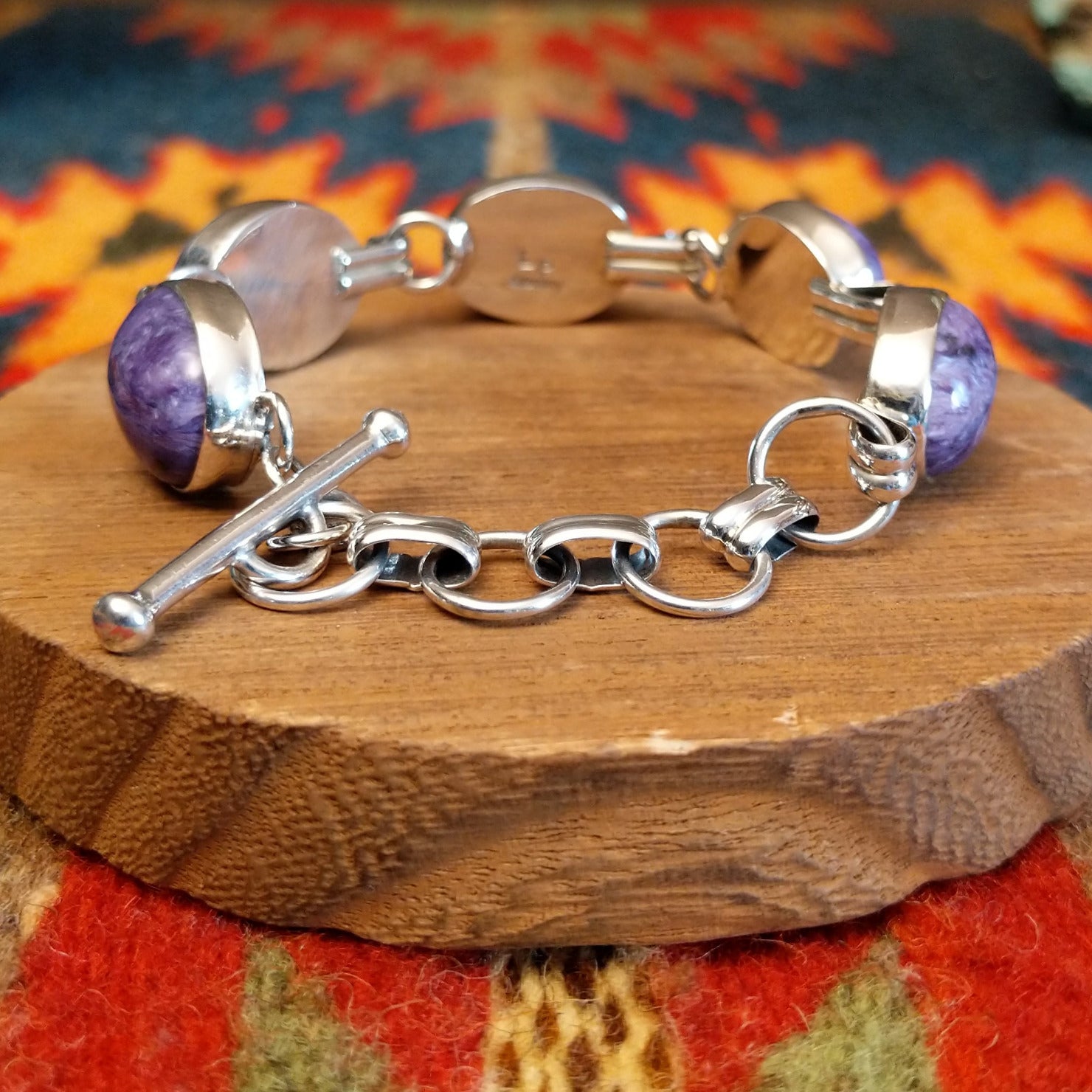 Close-up of the semi-adjustable clasp.