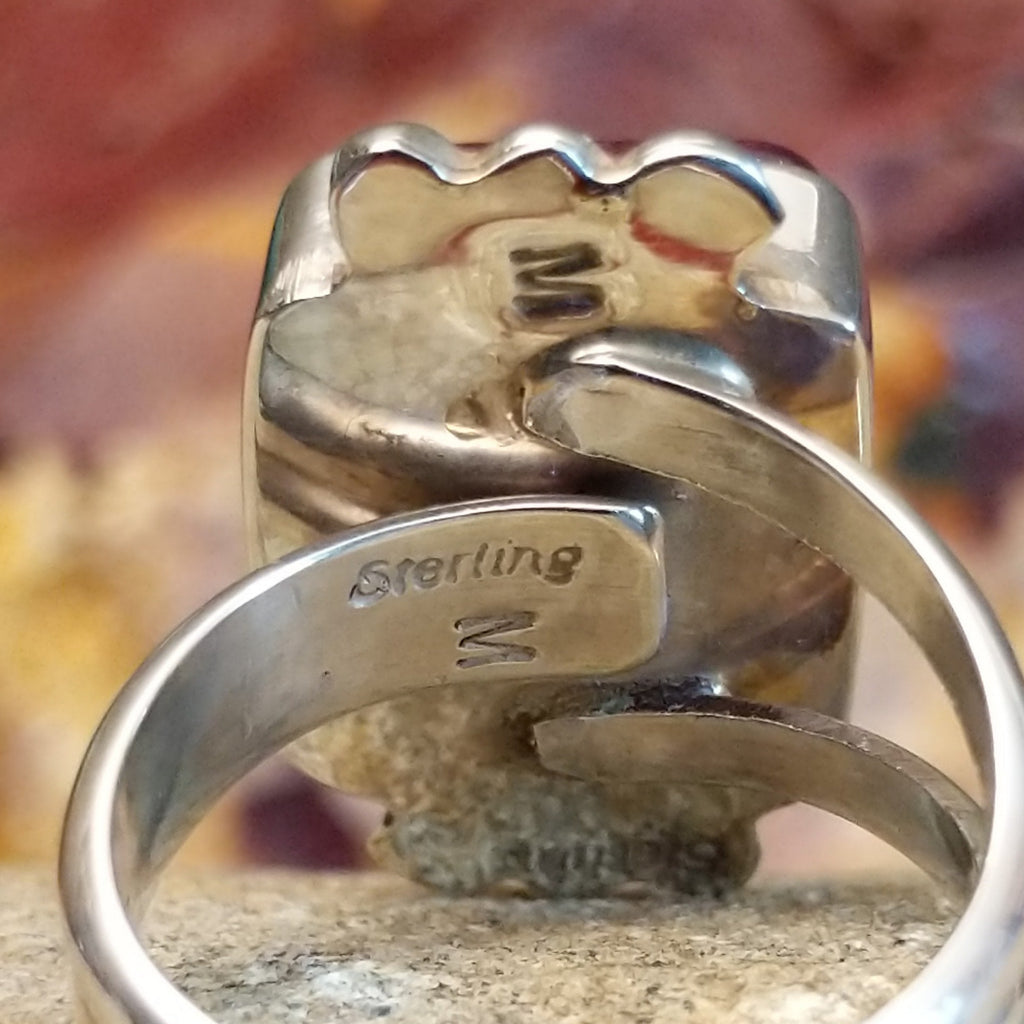 The artisan's stamp is found on the underside of the band.