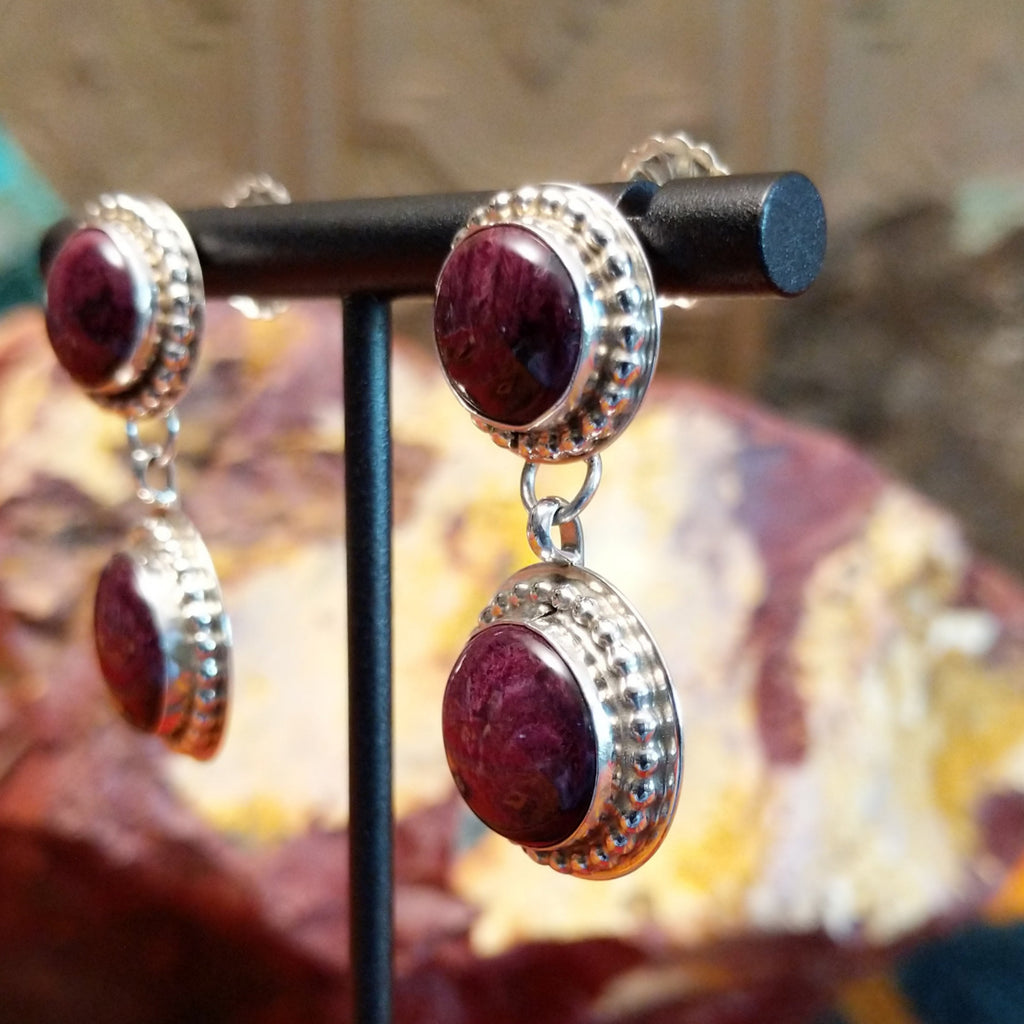 Purple spiny oyster shell set in a smooth bezel with intricate dotting along the frame.