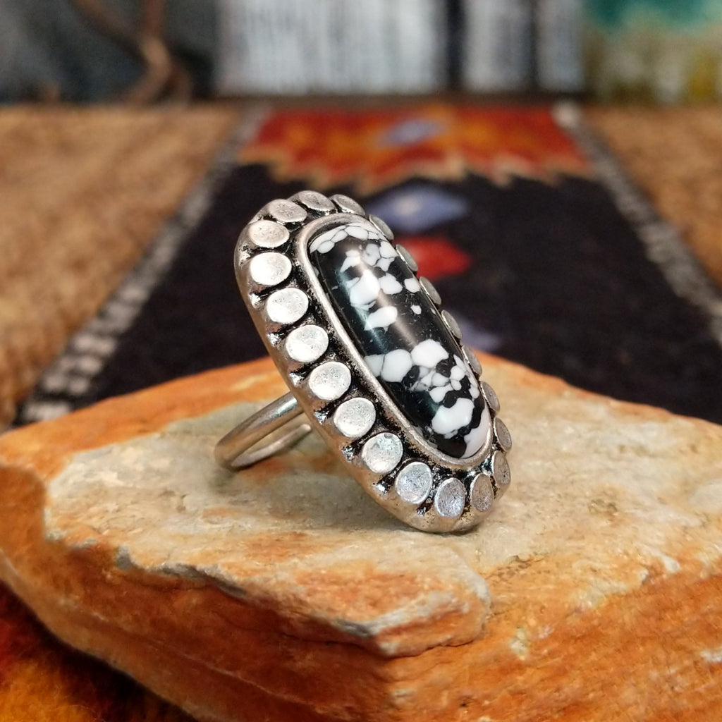Nickel-free metal ring with a black-and-white stone and pressed edge detailing.