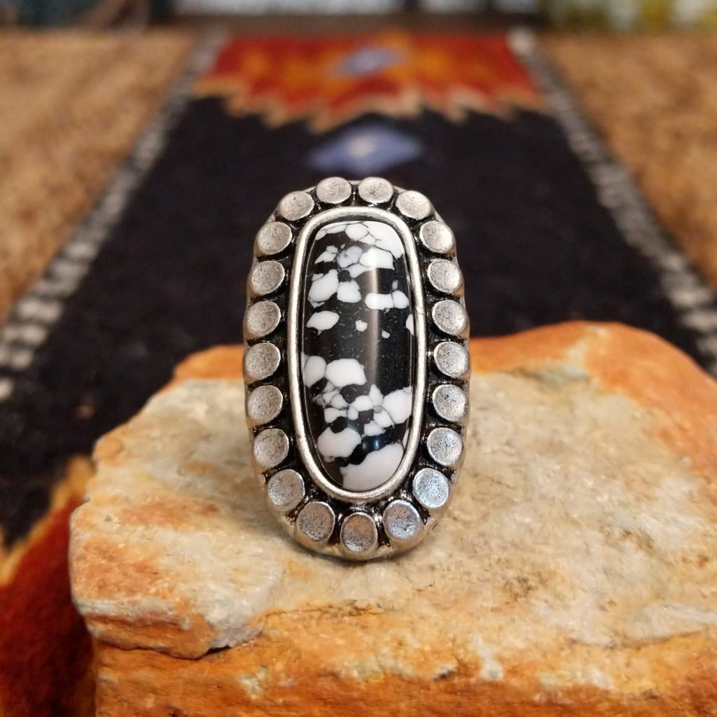 Nickel-free metal ring with a black-and-white stone and pressed edge detailing.