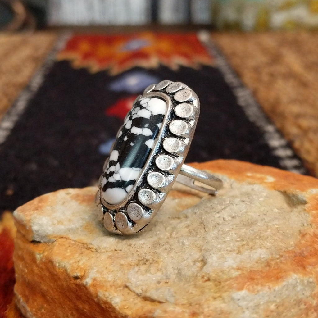 Nickel-free metal ring with a black-and-white stone and pressed edge detailing.