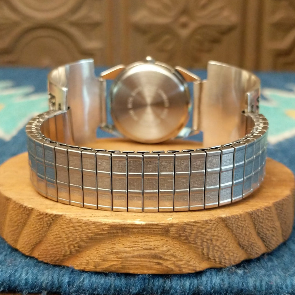 Close-up of the semi-adjustable band.