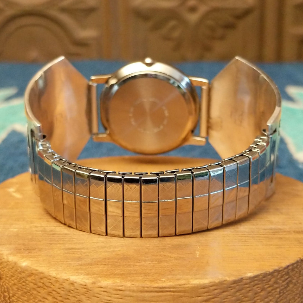 Close-up of the semi-adjustable band.