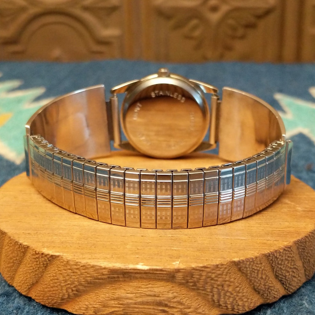 Close-up of the semi-adjustable band.