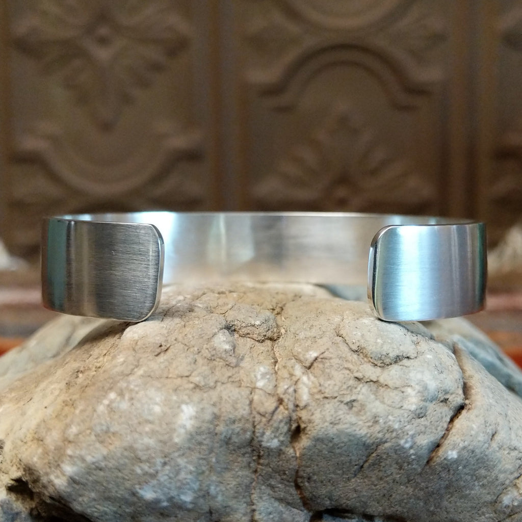 The gap of the cuff is polished.