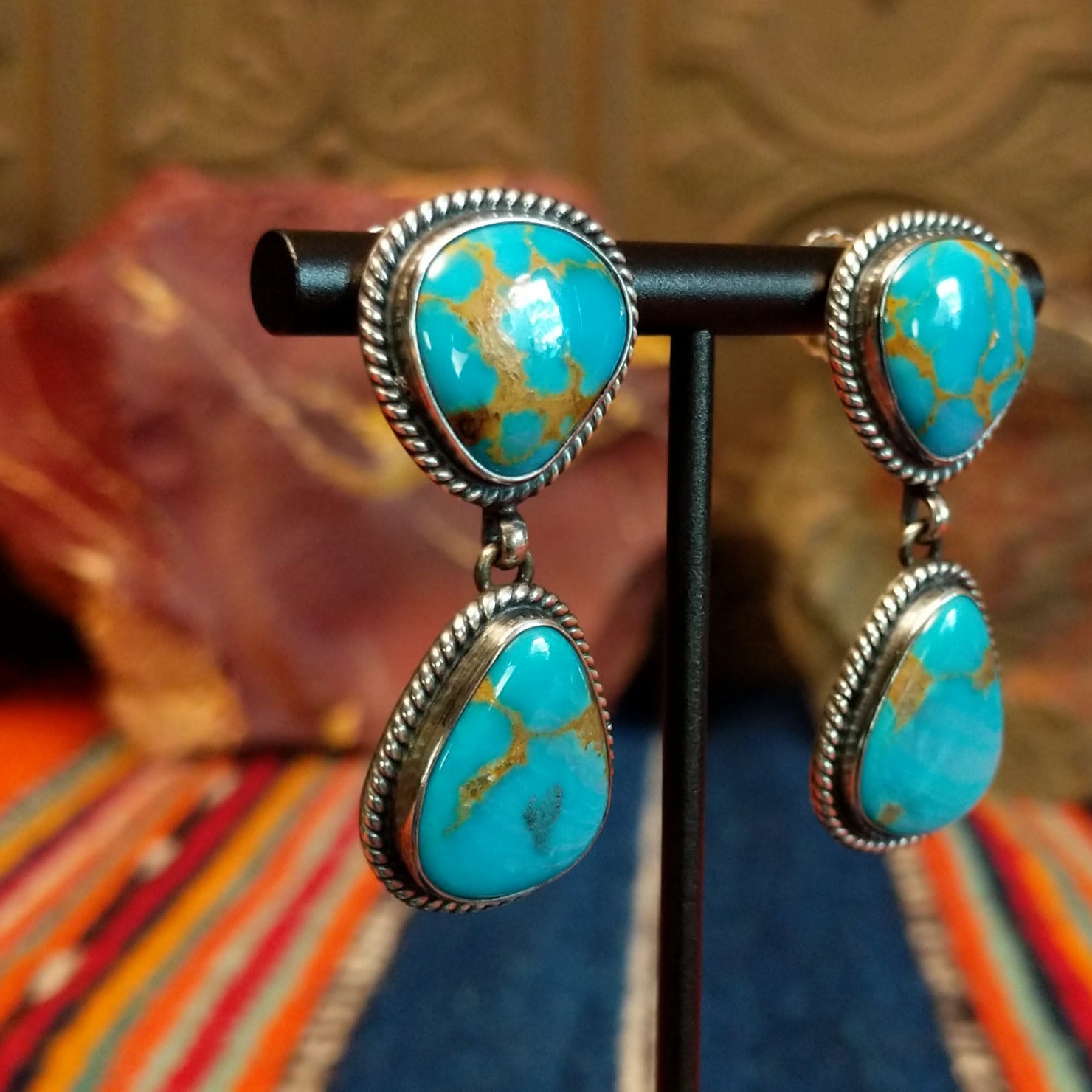 Two Kingman turquoise stones set in twisted rope bezels forming the drop earrings.