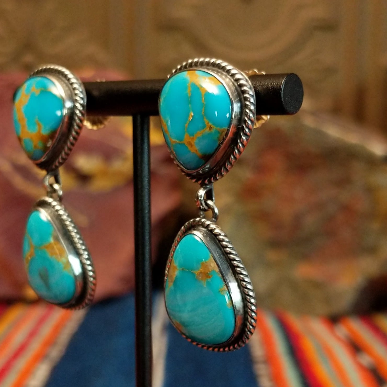 Two Kingman turquoise stones set in twisted rope bezels forming the drop earrings.