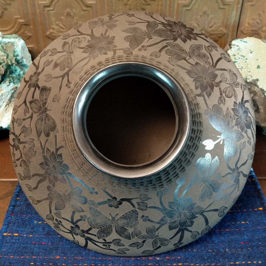 The smooth lip of the pot is glazed.