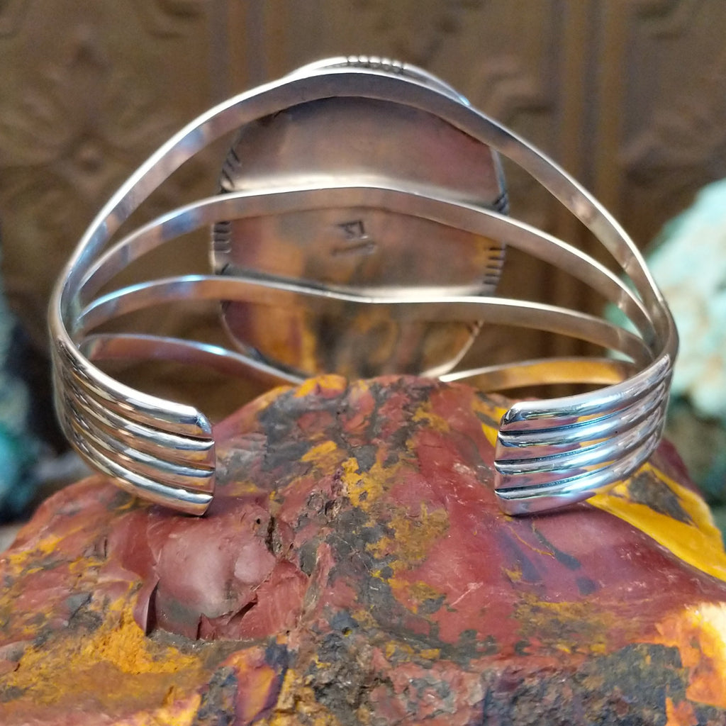 Polished sterling silver of the cuff.