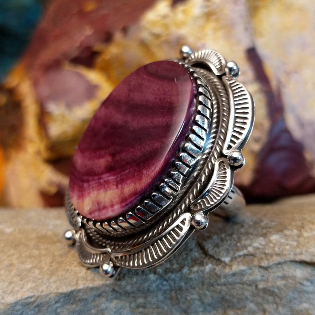 Large, oval purple spiny oyster shell set in a notched bezel with twisted rope accents and a scalloped edge.