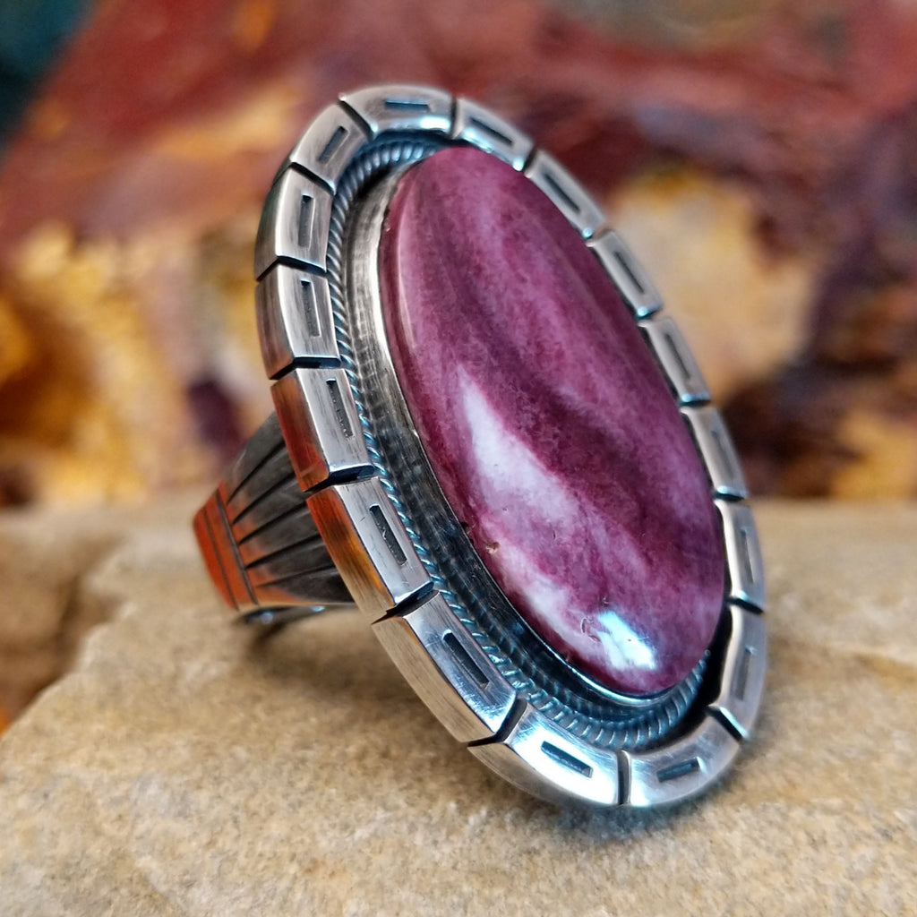 Oval purple spiny oyster shell with twisted rope bezel framed by the square inlays on the setting.