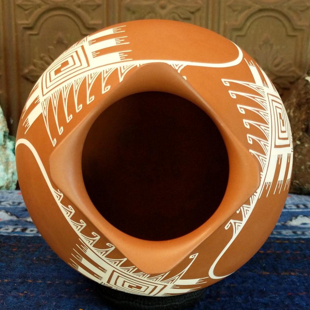 Smooth scalloped lip of the pot.