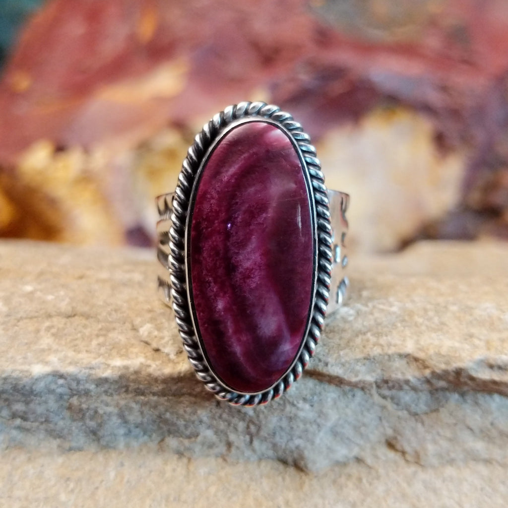 Purple spiny oyster shell set in a twisted rope bezel.