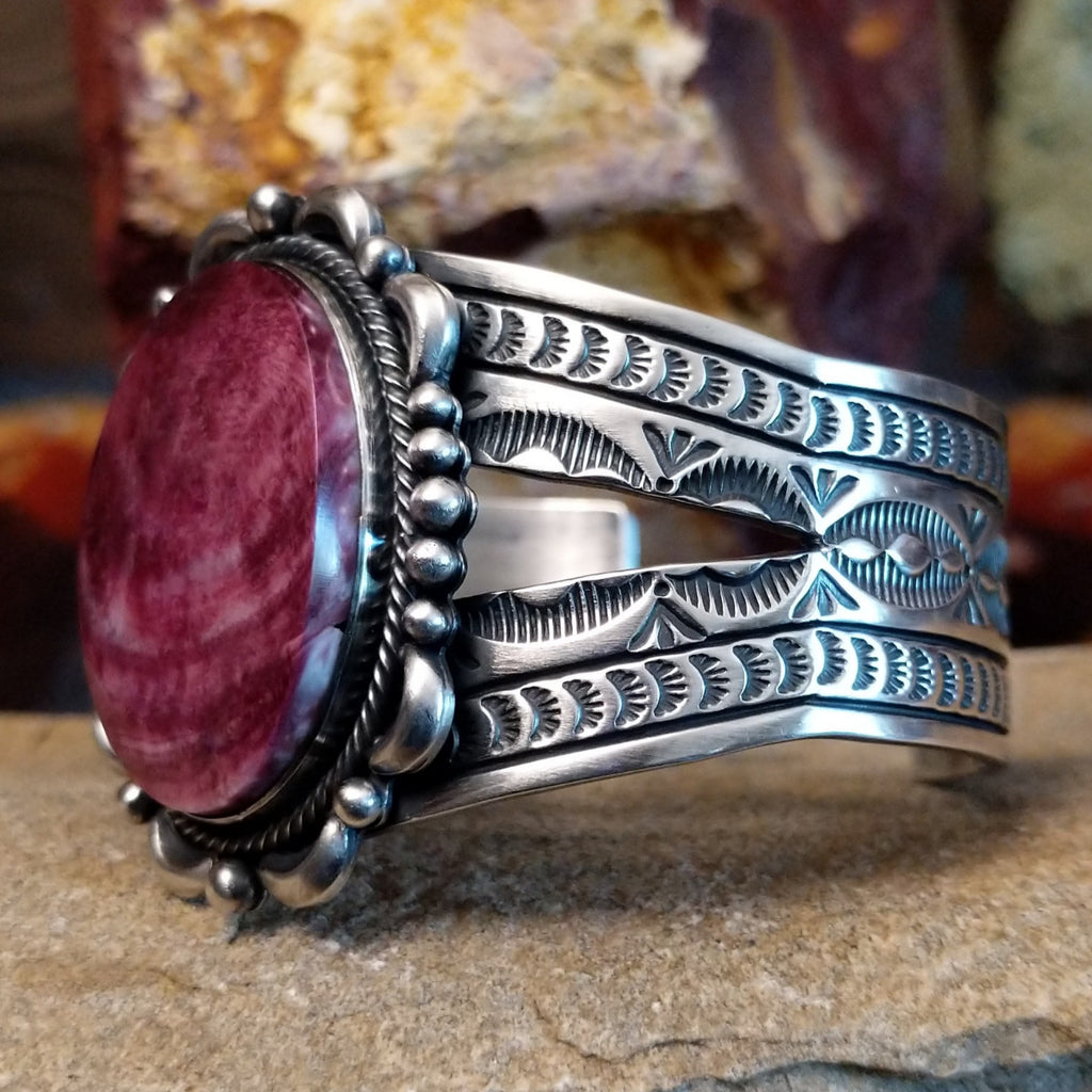 Large purple spiny oyster shell cuff with a intricately detailed band.