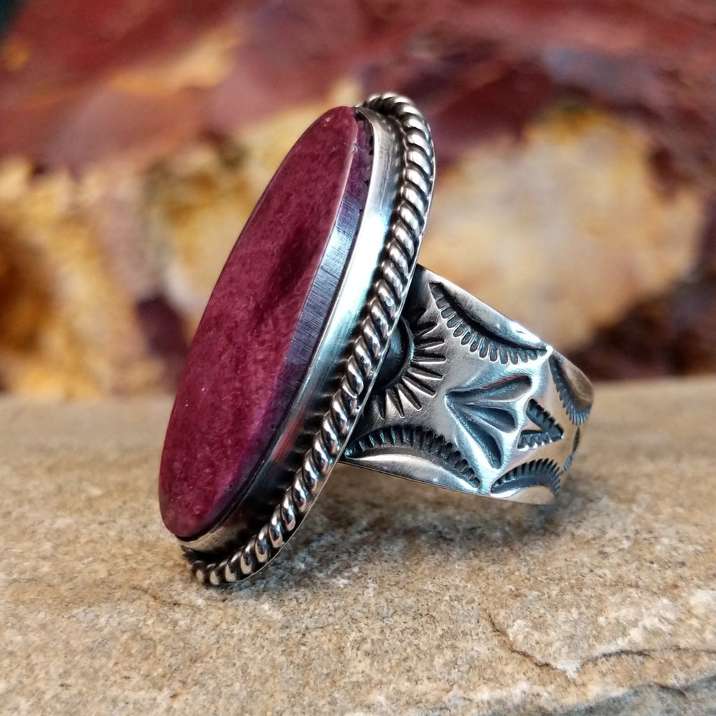 Long oval purple spiny oyster shell set in a twisted rope bezel.