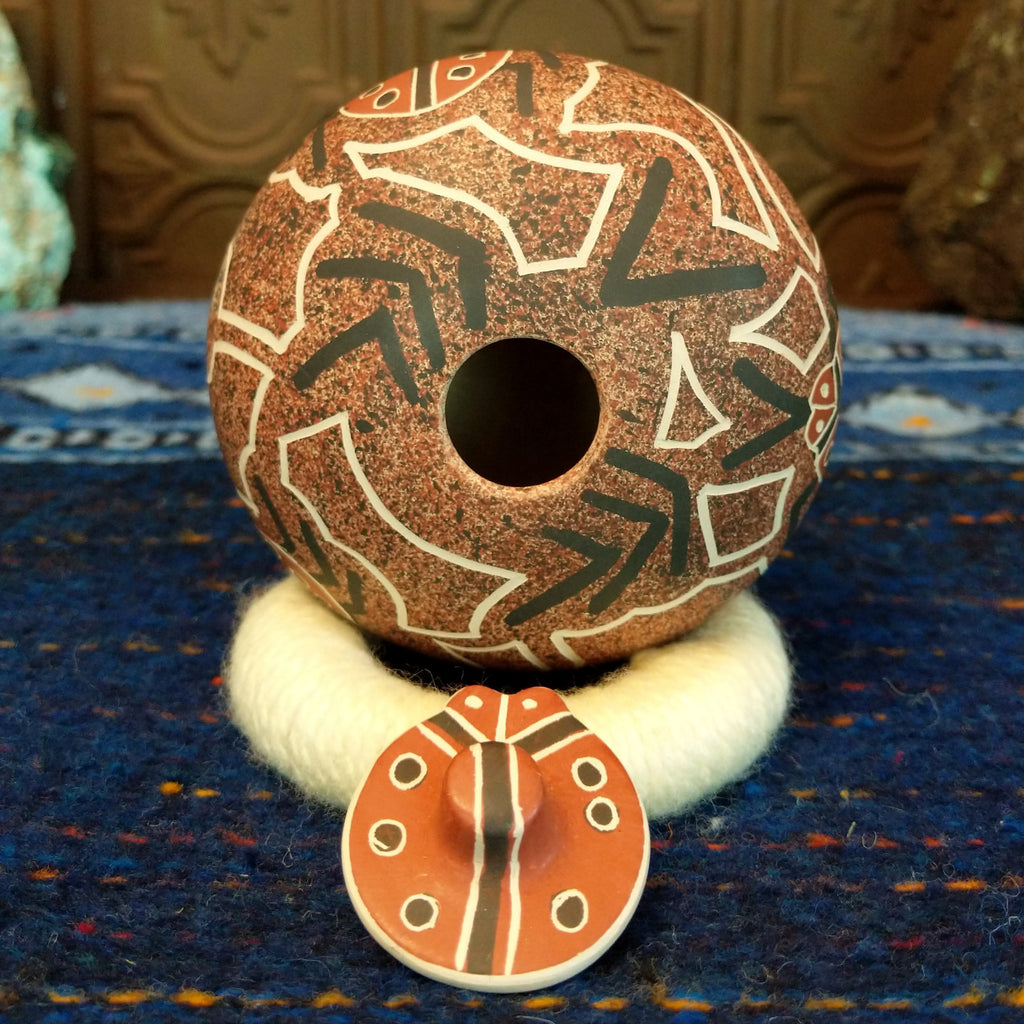 Detachable ladybug lid and smooth lip of the pot.