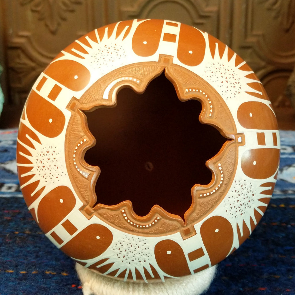 The top of the pot featuring a textured star-like opening.