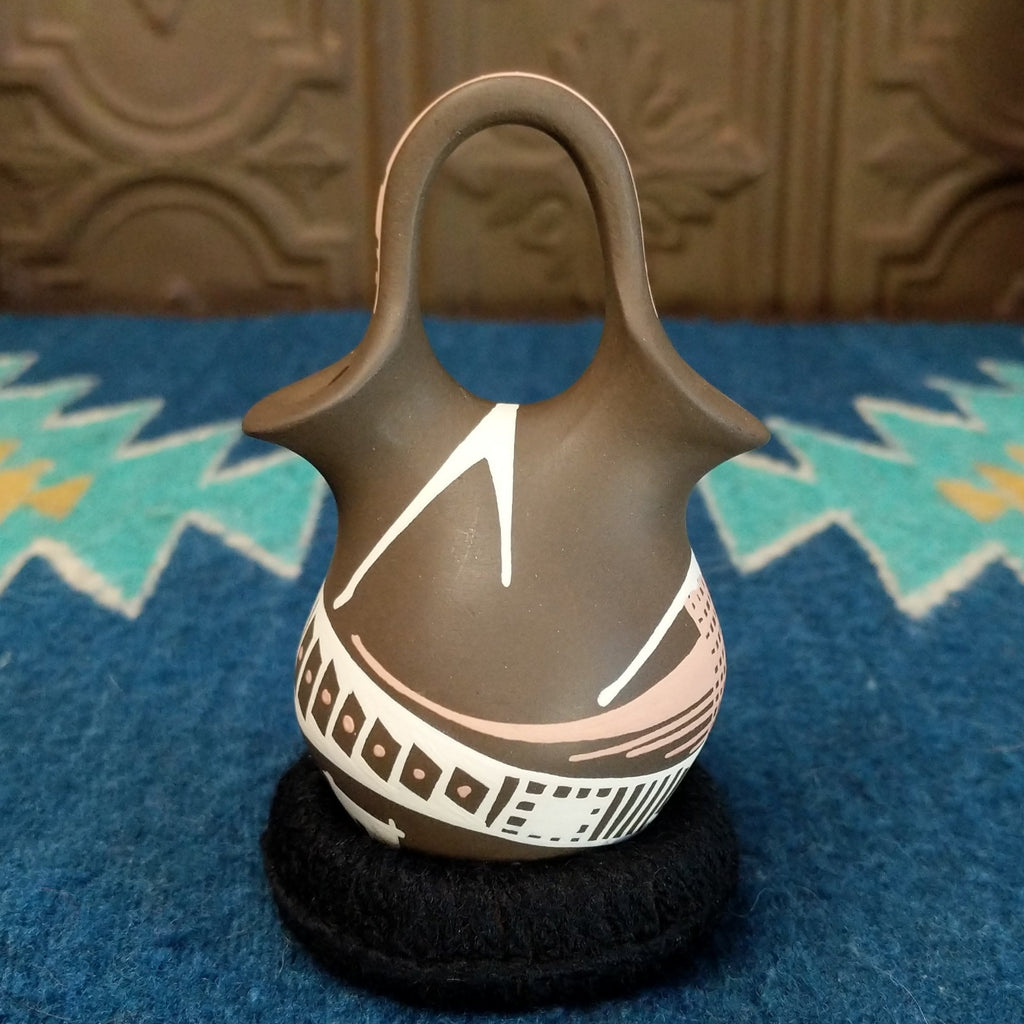 Clay wedding vase in the colors brown, white, and tan.