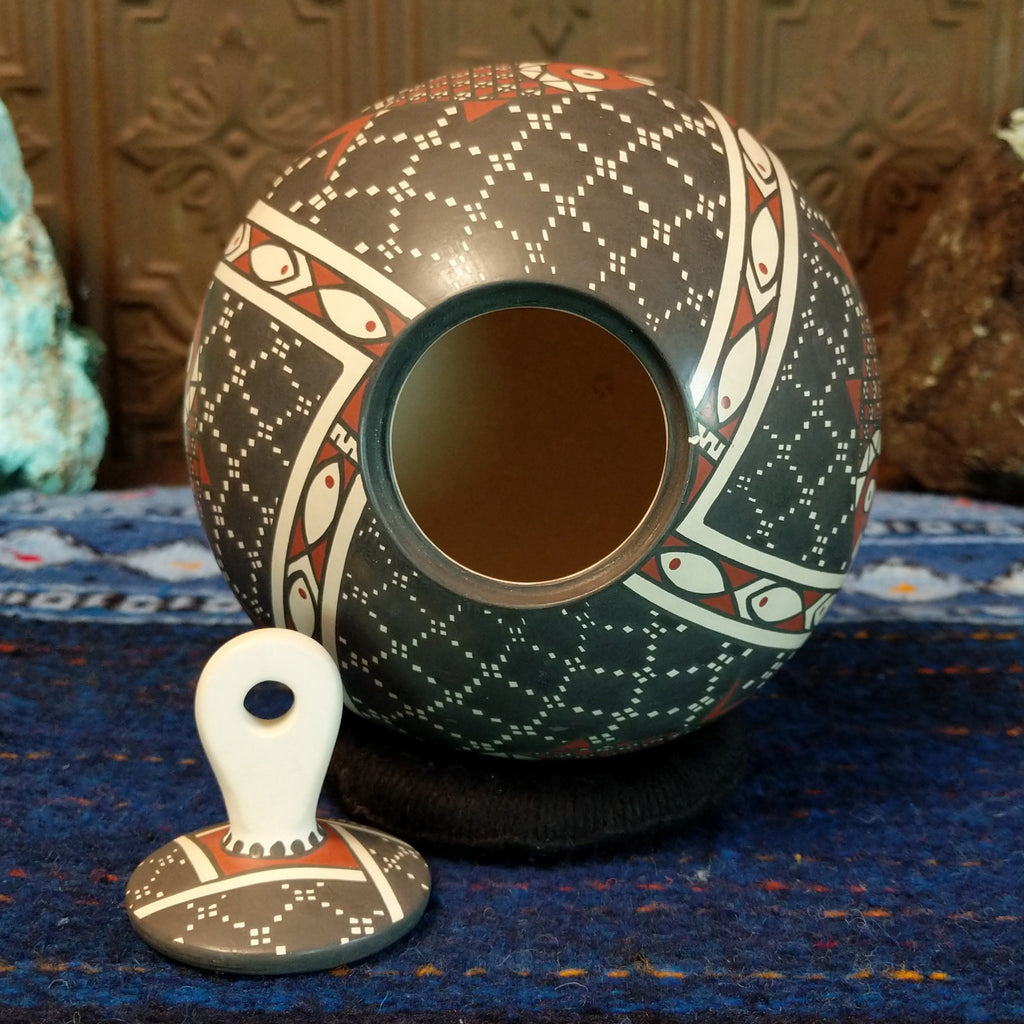 The detachable lid and smooth lip of the pot are featured.