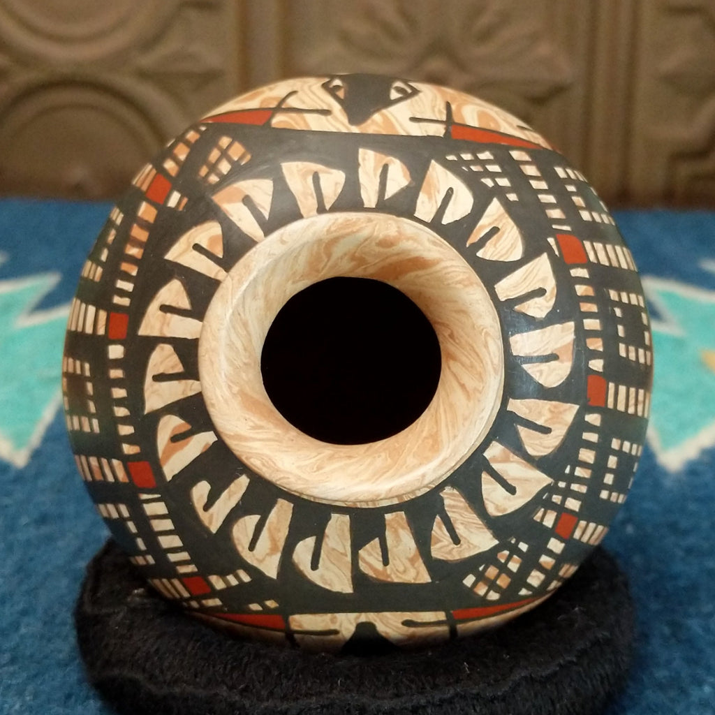 The pot's lid is smooth and showcases the marbling.