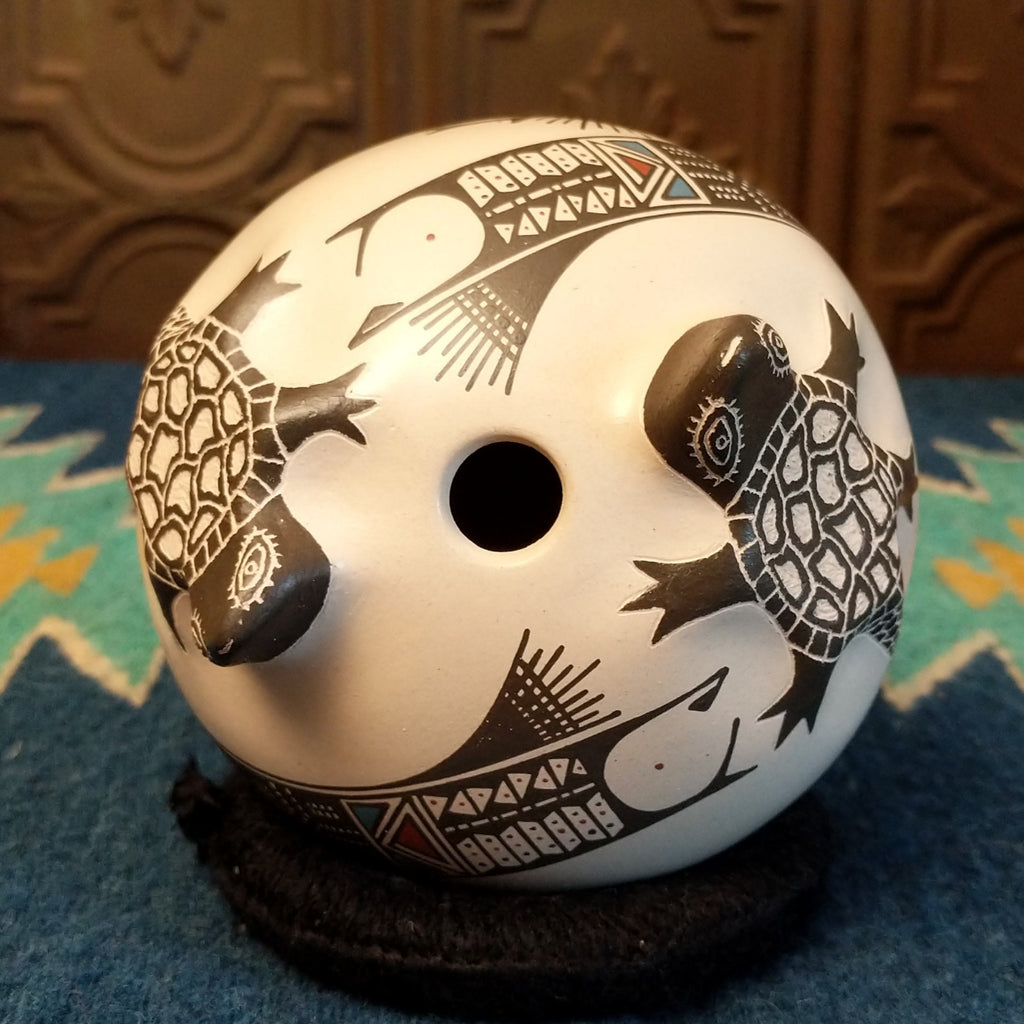 Close-up of the mouth of the pot.