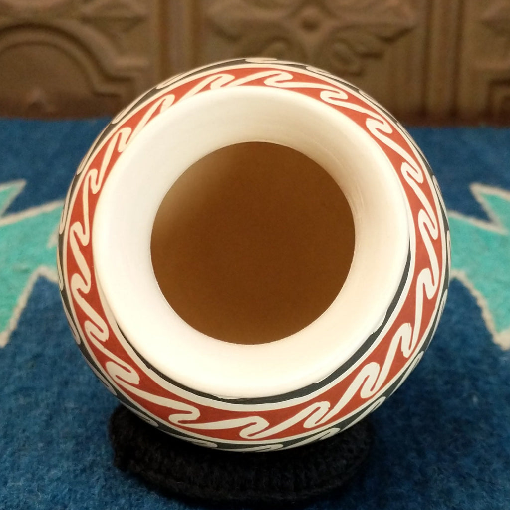 The lip of the pot is smooth.