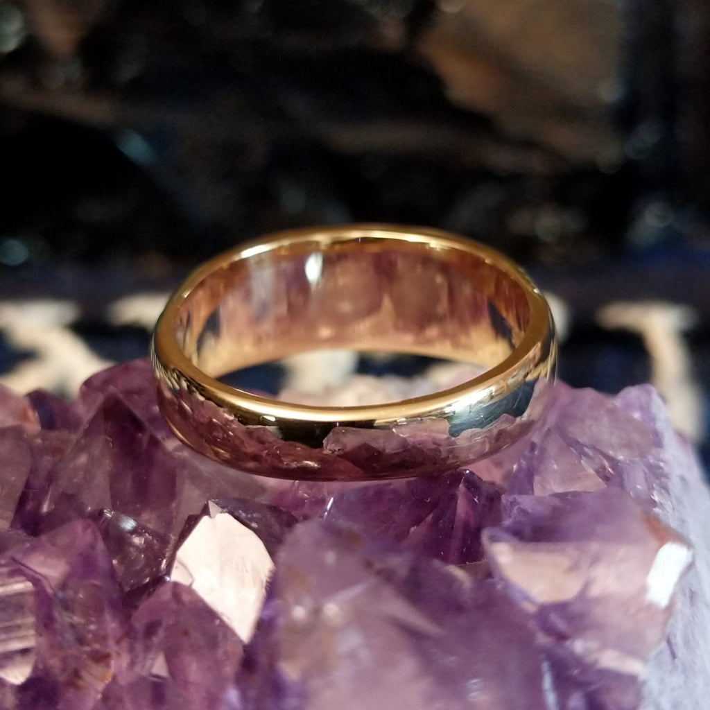 The back of the ring features the polished gold.
