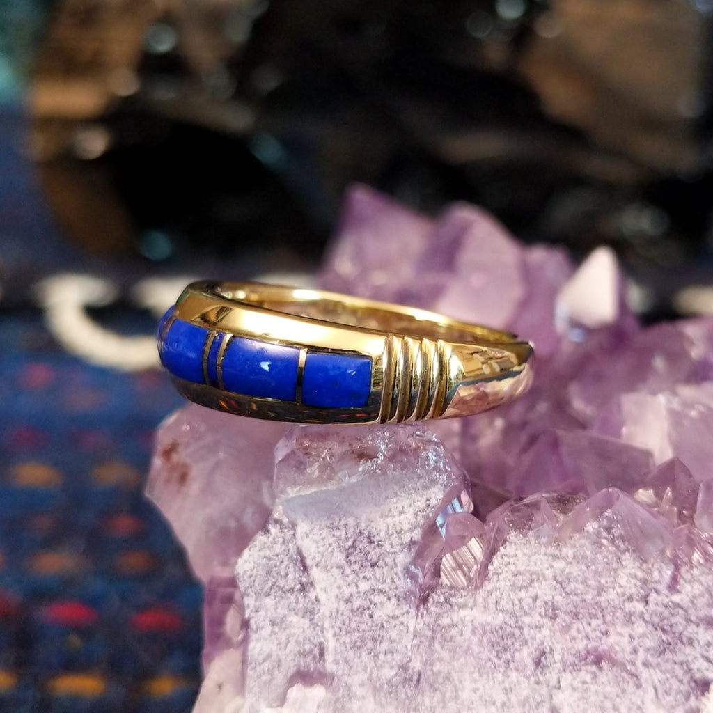 Side view of the smooth gold band showing lapis segments.