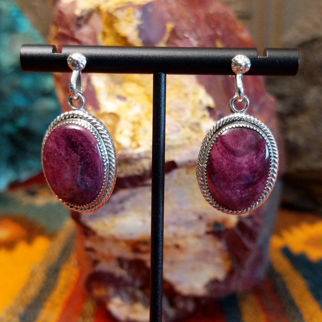 Purple spiny oyster shell set in a notched bezel with twisted rope accents.
