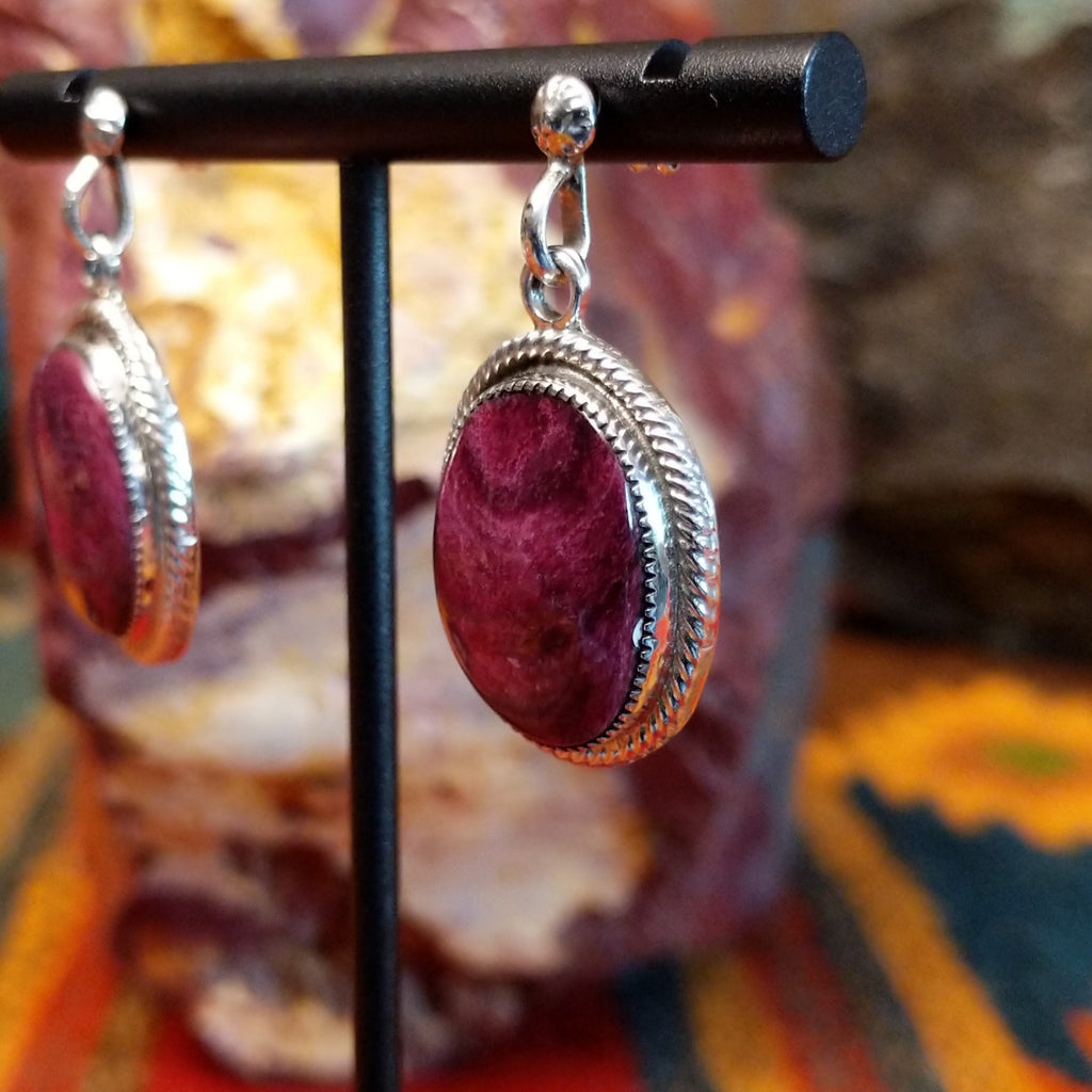 Purple spiny oyster shell set in a notched bezel with twisted rope accents.
