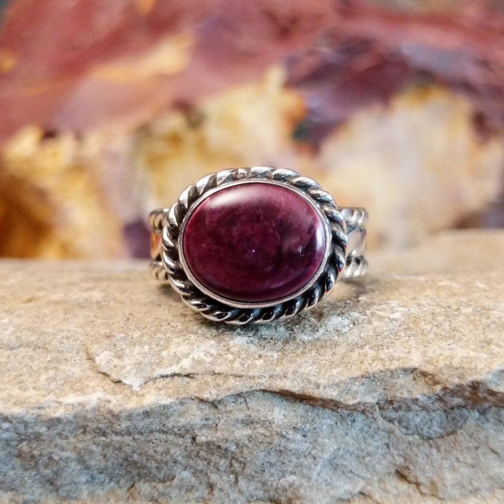 Purple spiny oyster shell set in a twisted rope bezel.