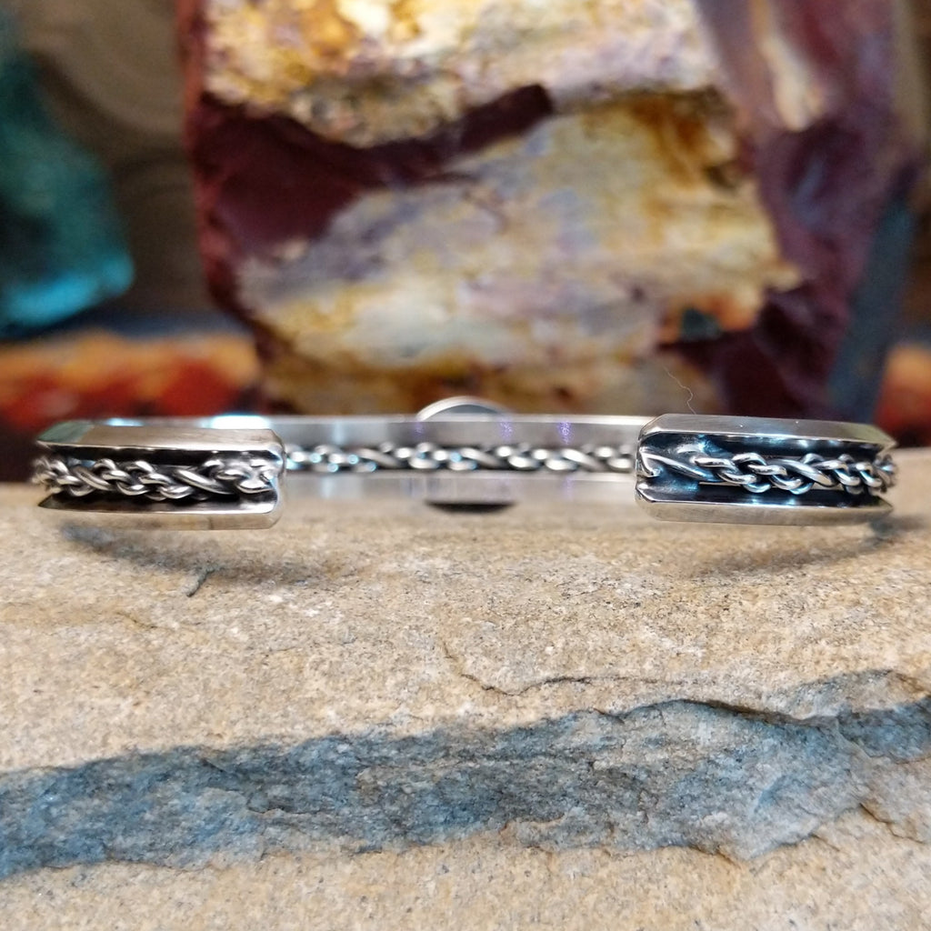 The opening of the cuff features the chain work set inside the band.