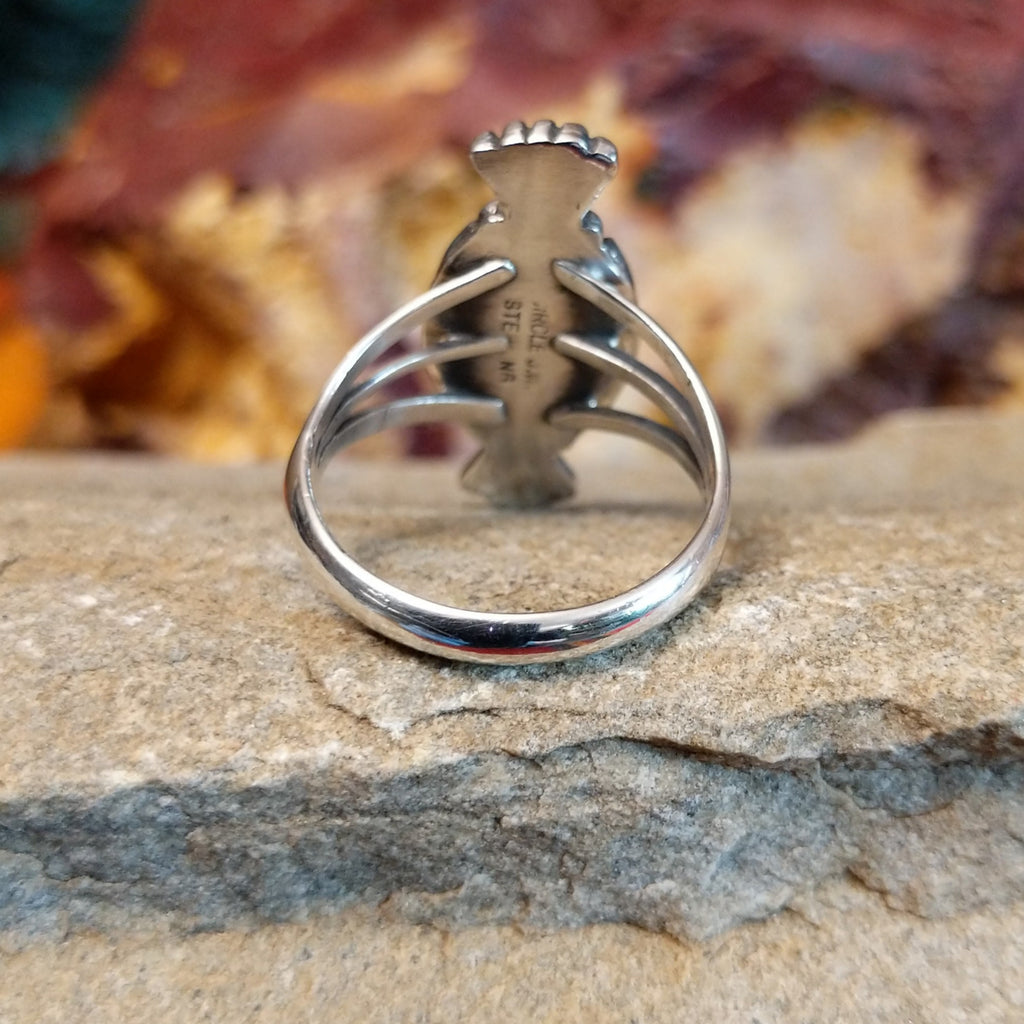 Layered band that converges toward the center of the band.