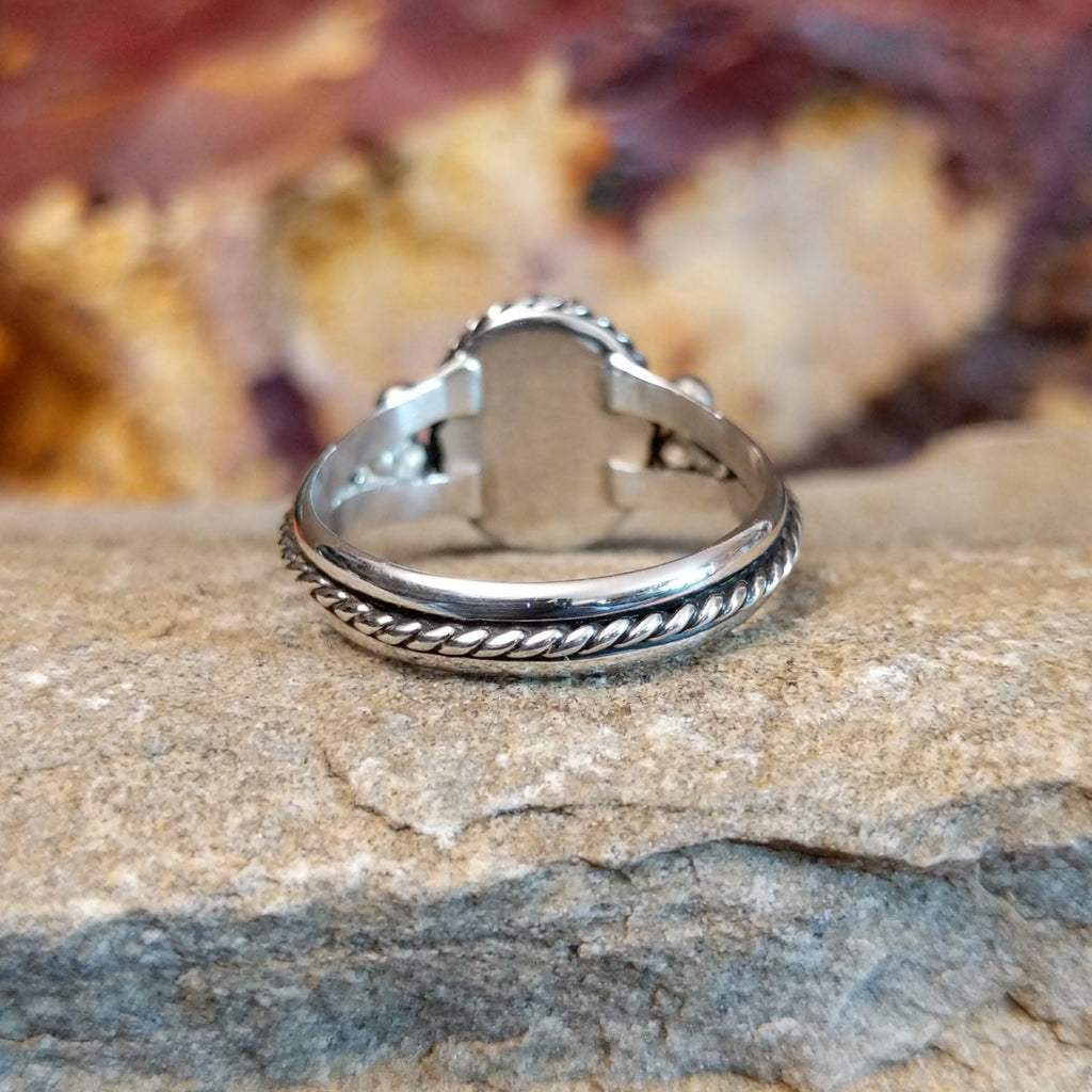 Twisted rope accent layered on the band.