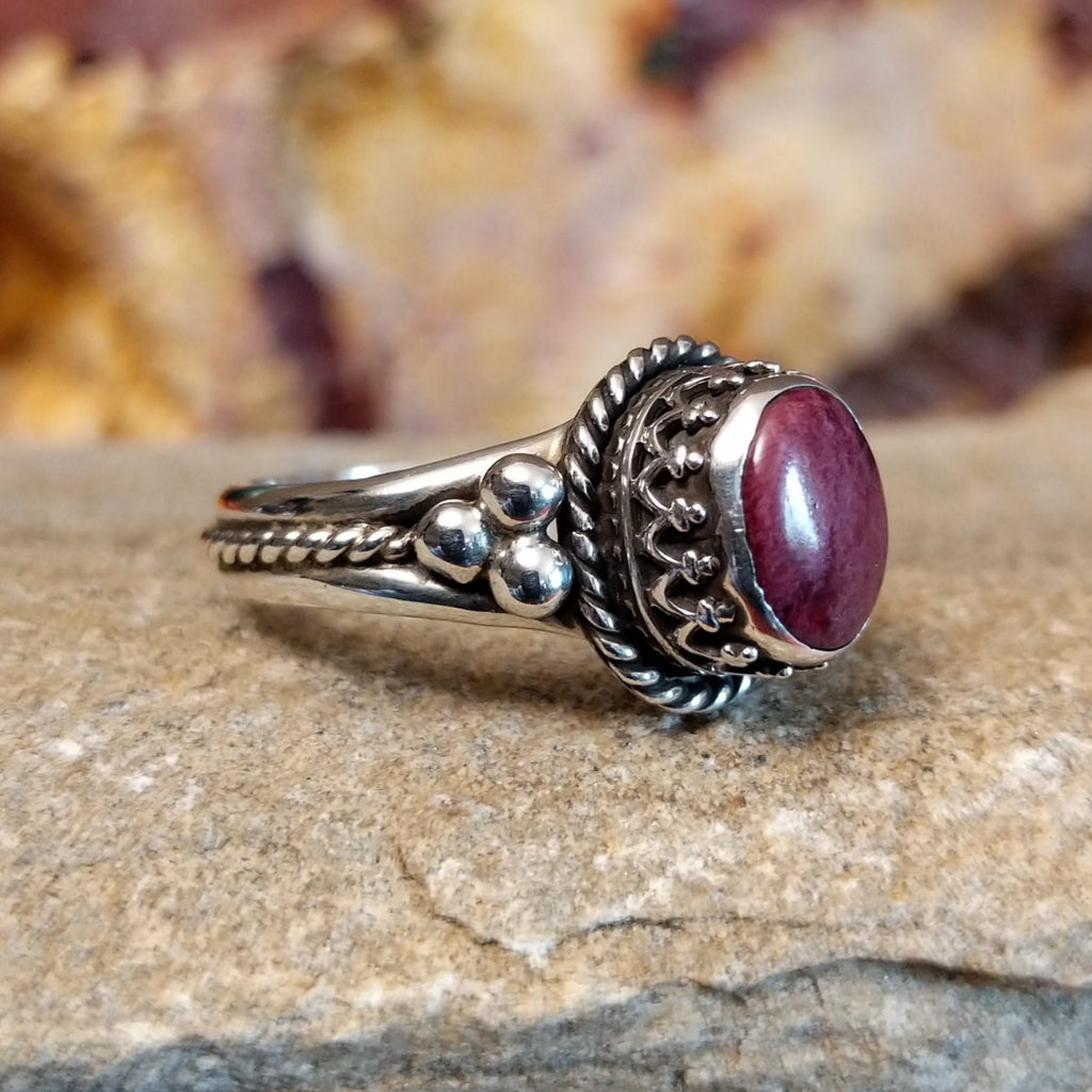 Purple spiny oyster shell ring with twisted rope accents and dot work.