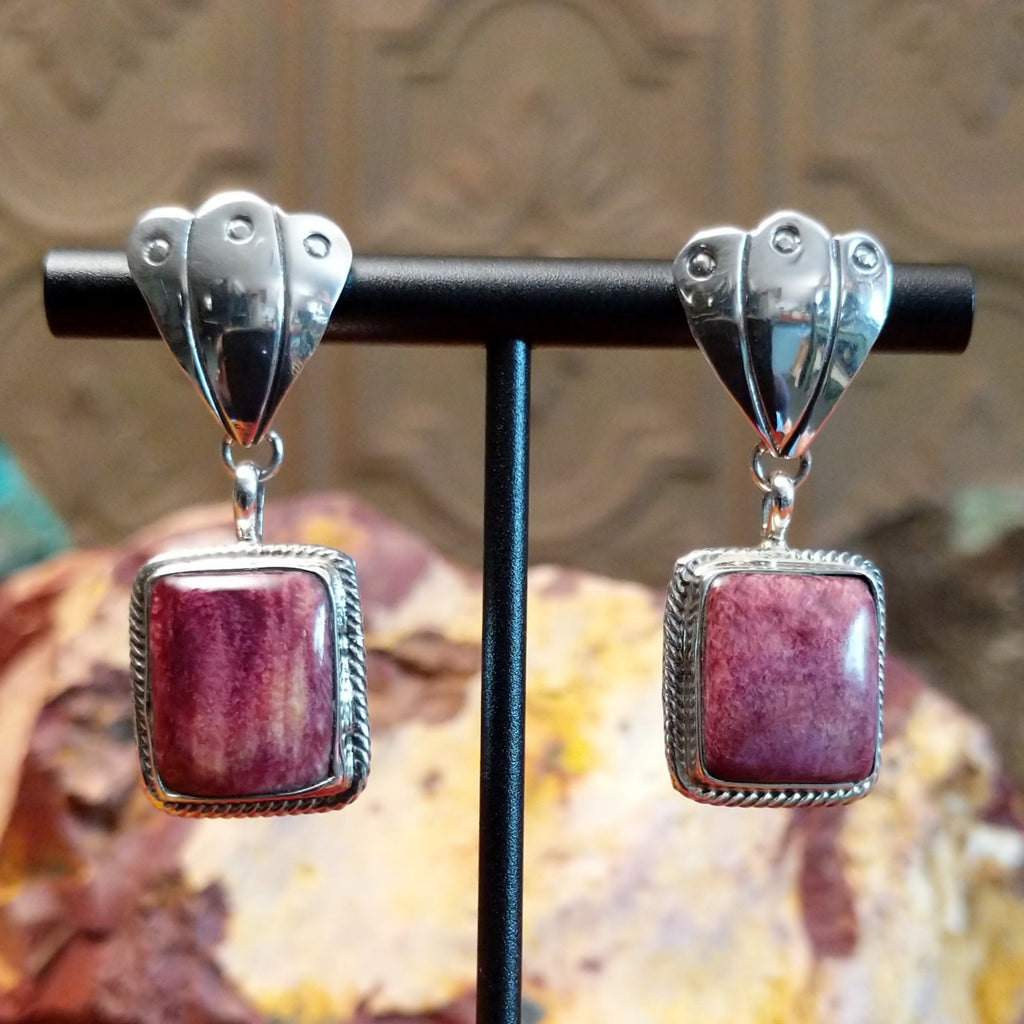 Square purple spiny oyster shell earrings with clam shell motifs and twisted rope setting.