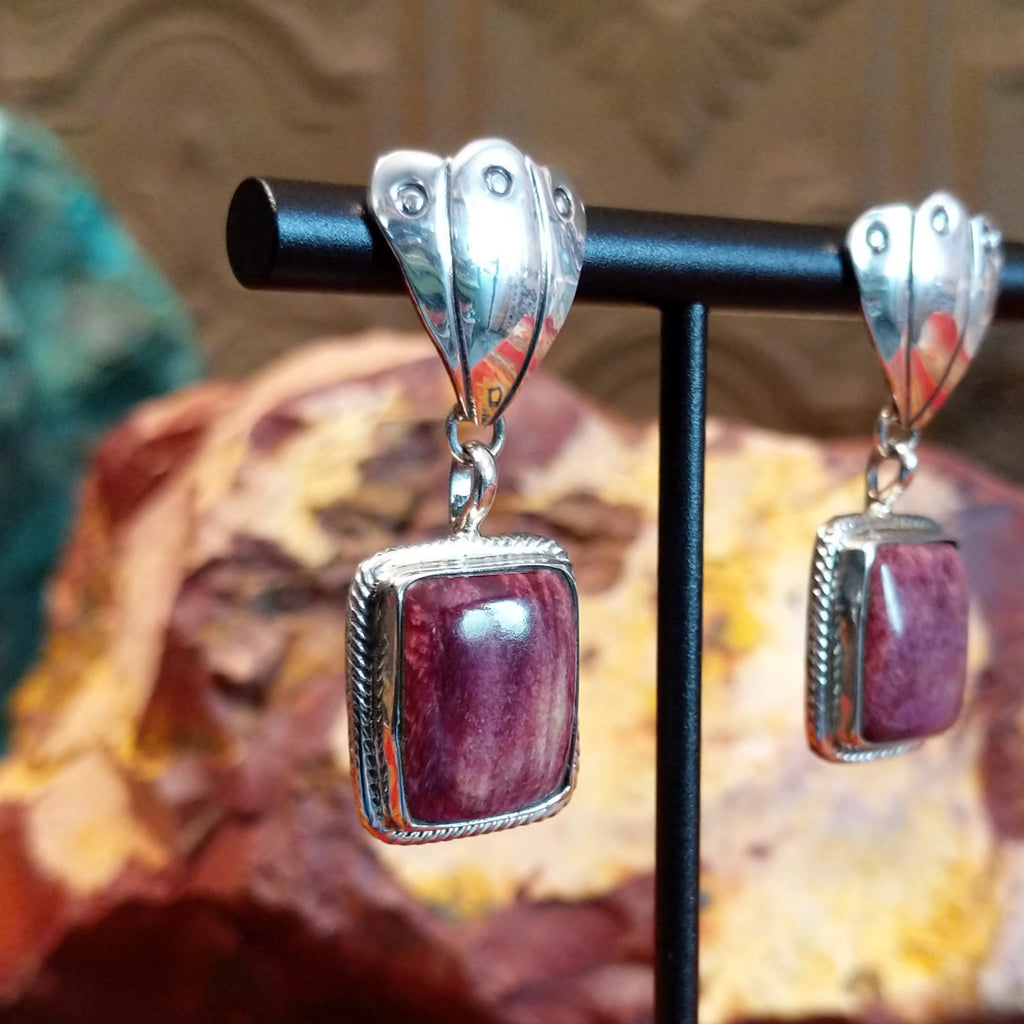Square purple spiny oyster shell earrings with clam shell motifs and twisted rope setting.